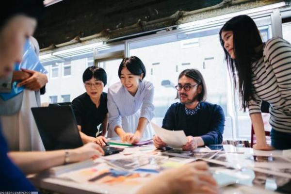 设计一份体育培训展板的创意方案(图1)